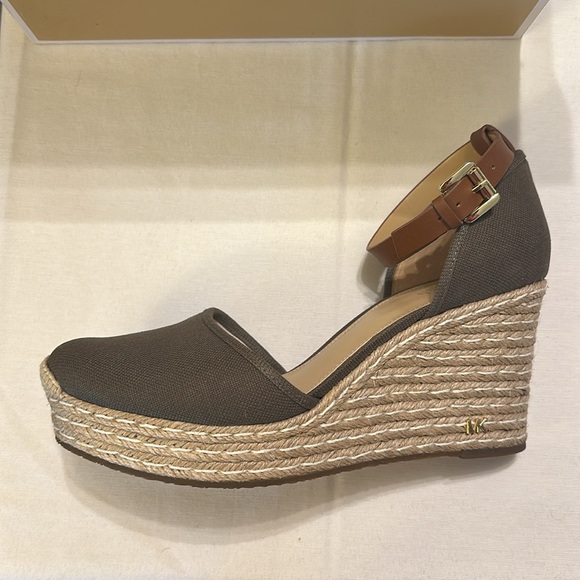 Michael Kors Sandals 9 1/2 size - Picture 2 of 6